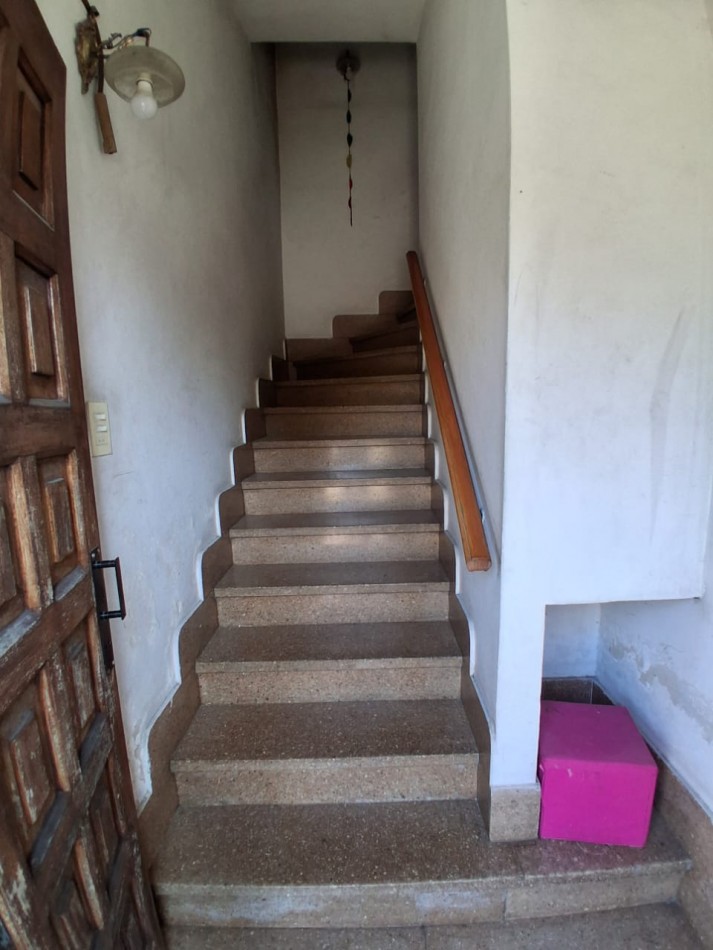 CASA DE 3 AMBIENTES EN PLANTA ALTA CON GALPON DE 260M2