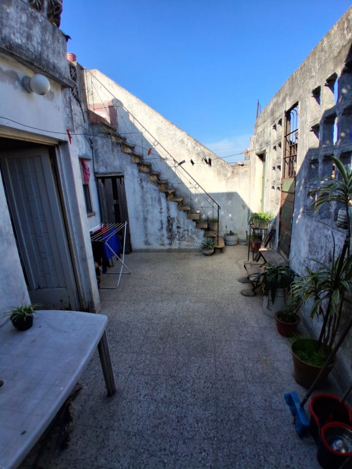 CASA DE 3 AMBIENTES EN PLANTA ALTA CON GALPON DE 260M2