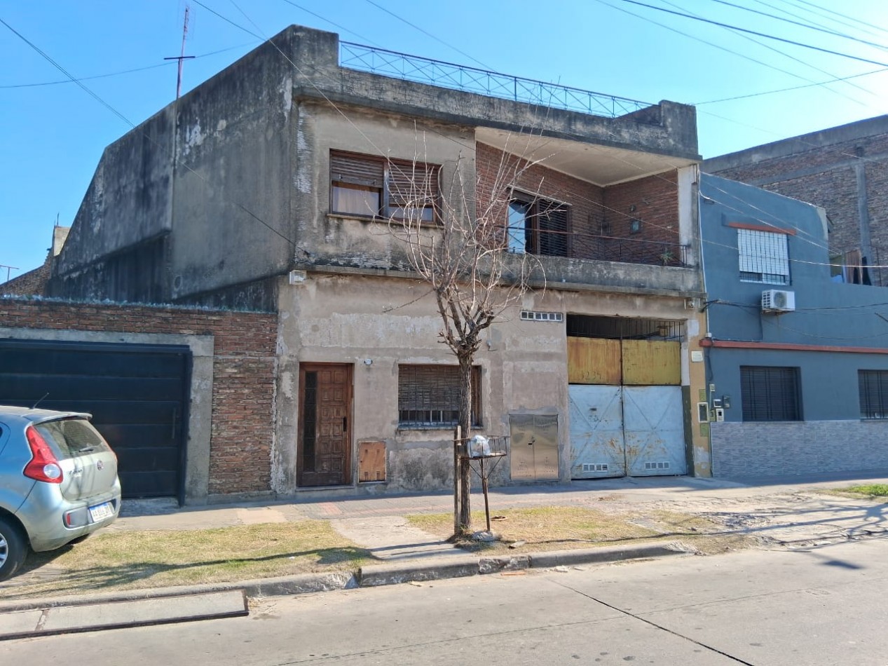 CASA DE 3 AMBIENTES EN PLANTA ALTA CON GALPON DE 260M2