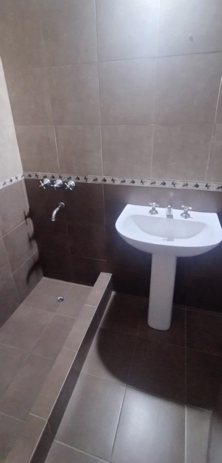 DUPLEX DE 3 AMBIENTES, EN 2° PISO AL FRENTE.