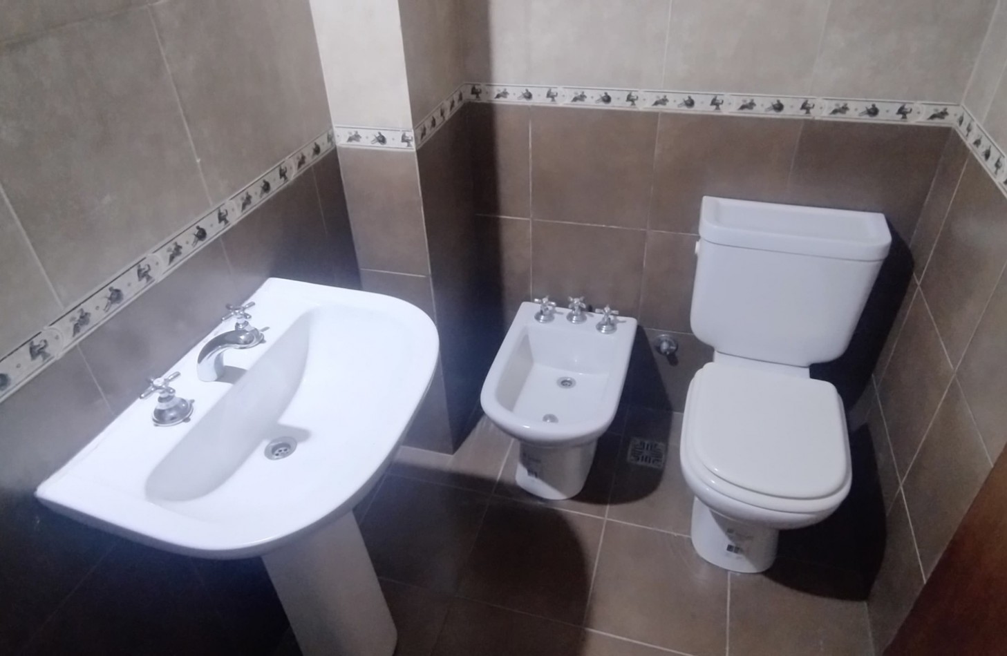 DUPLEX DE 3 AMBIENTES, EN 2° PISO AL FRENTE.