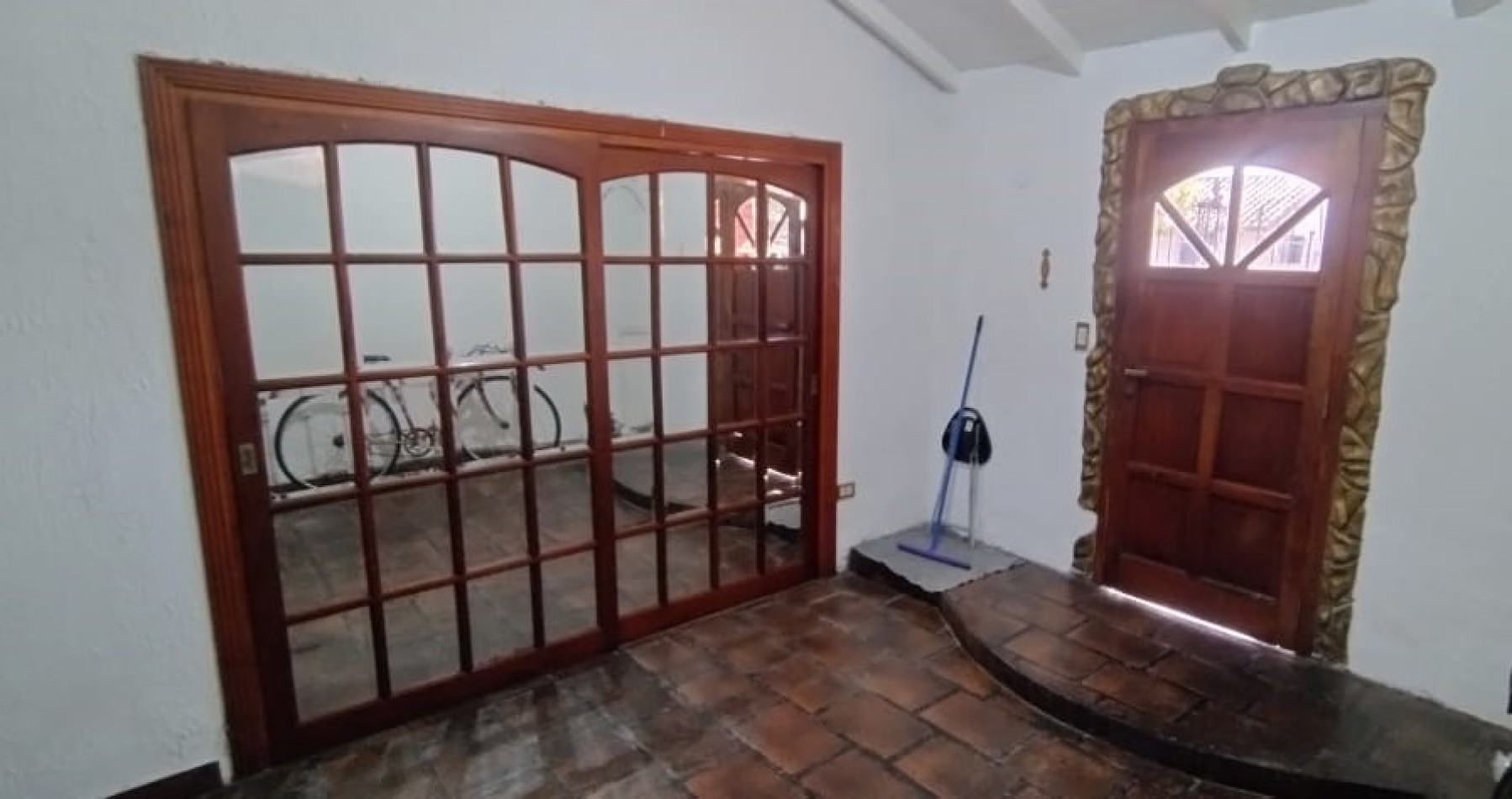 Chalet de 3 Ambientes con cochera y fondo libre.