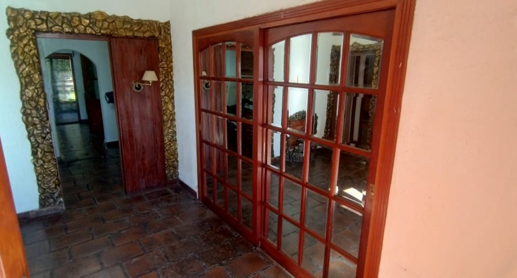 Chalet de 3 Ambientes con cochera y fondo libre.