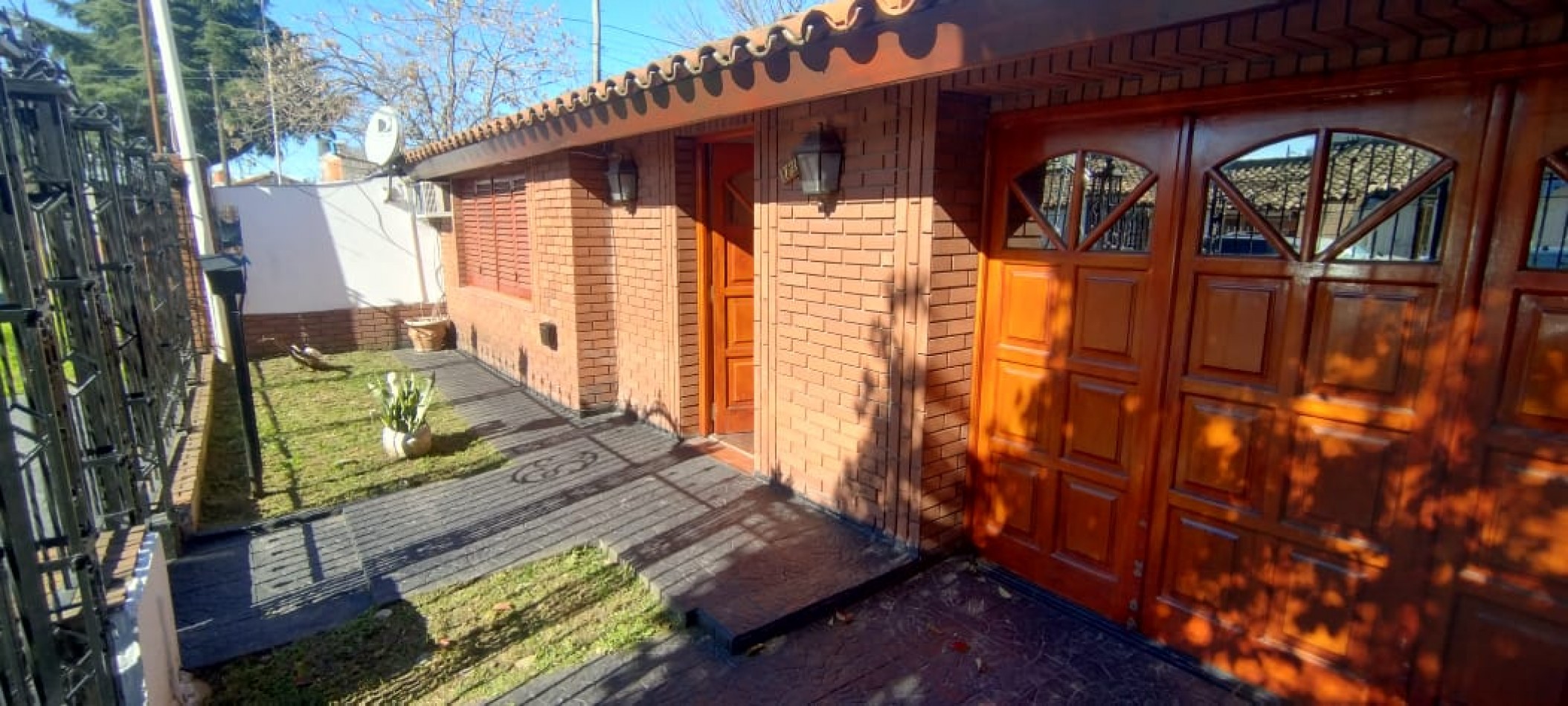 Chalet de 3 Ambientes con cochera y fondo libre.