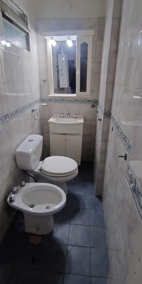 Chalet de 3 Ambientes con cochera y fondo libre.