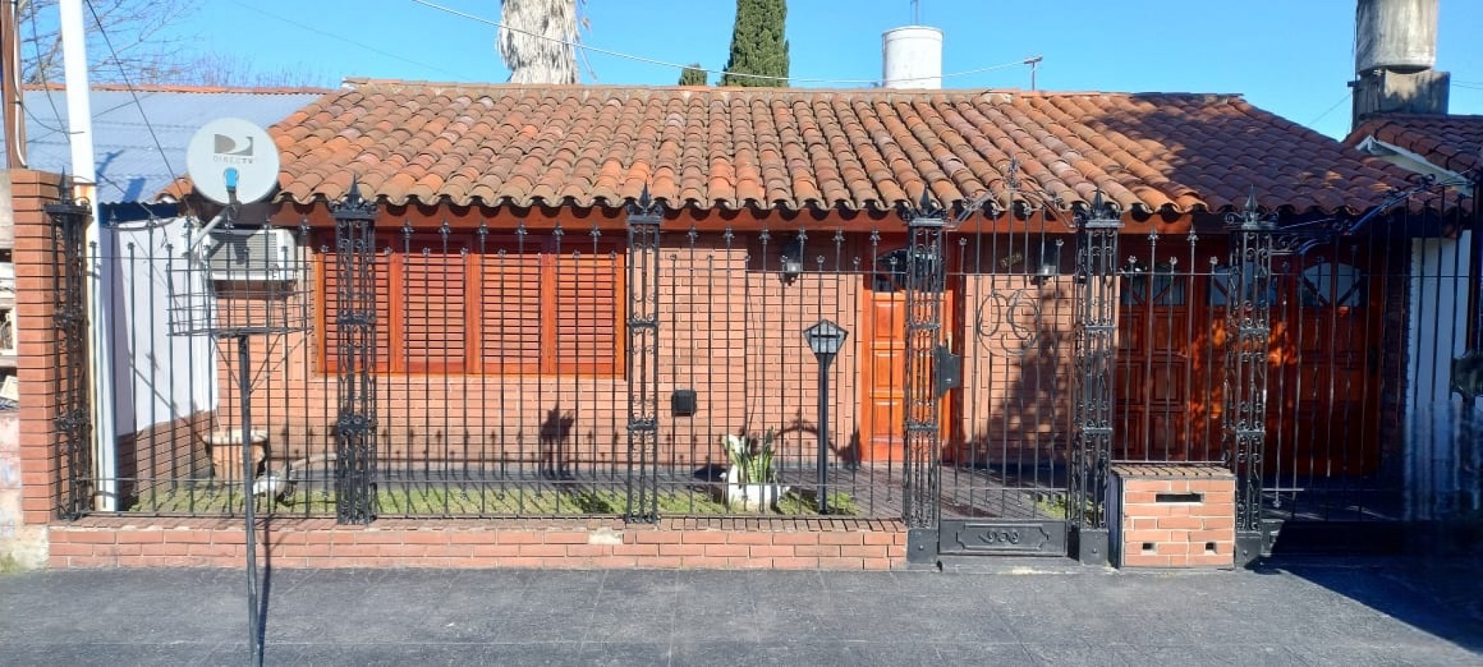 Chalet de 3 Ambientes con cochera y fondo libre.
