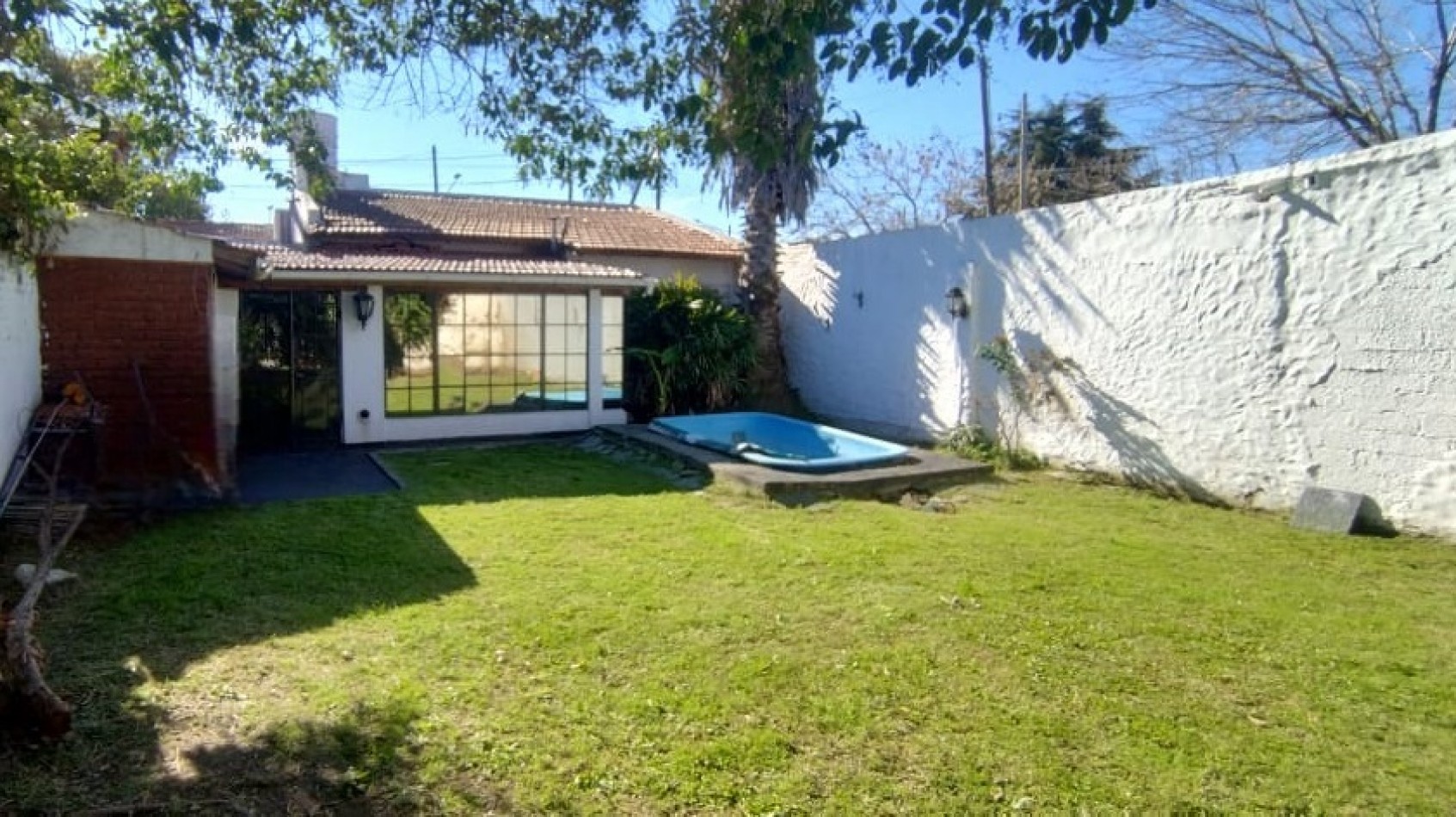Chalet de 3 Ambientes con cochera y fondo libre.
