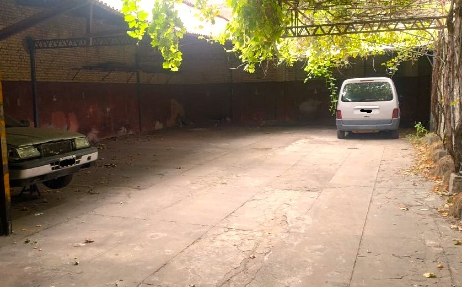 PH EN PLANTA BAJA AL FRENTE DE 3 AMBIENTES CON GALPON DE 220M2 AL FONDO.