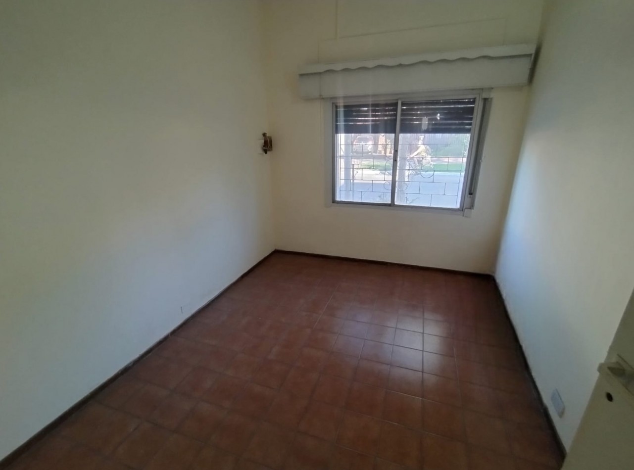 PH EN PLANTA BAJA AL FRENTE DE 3 AMBIENTES CON GALPON DE 220M2 AL FONDO.