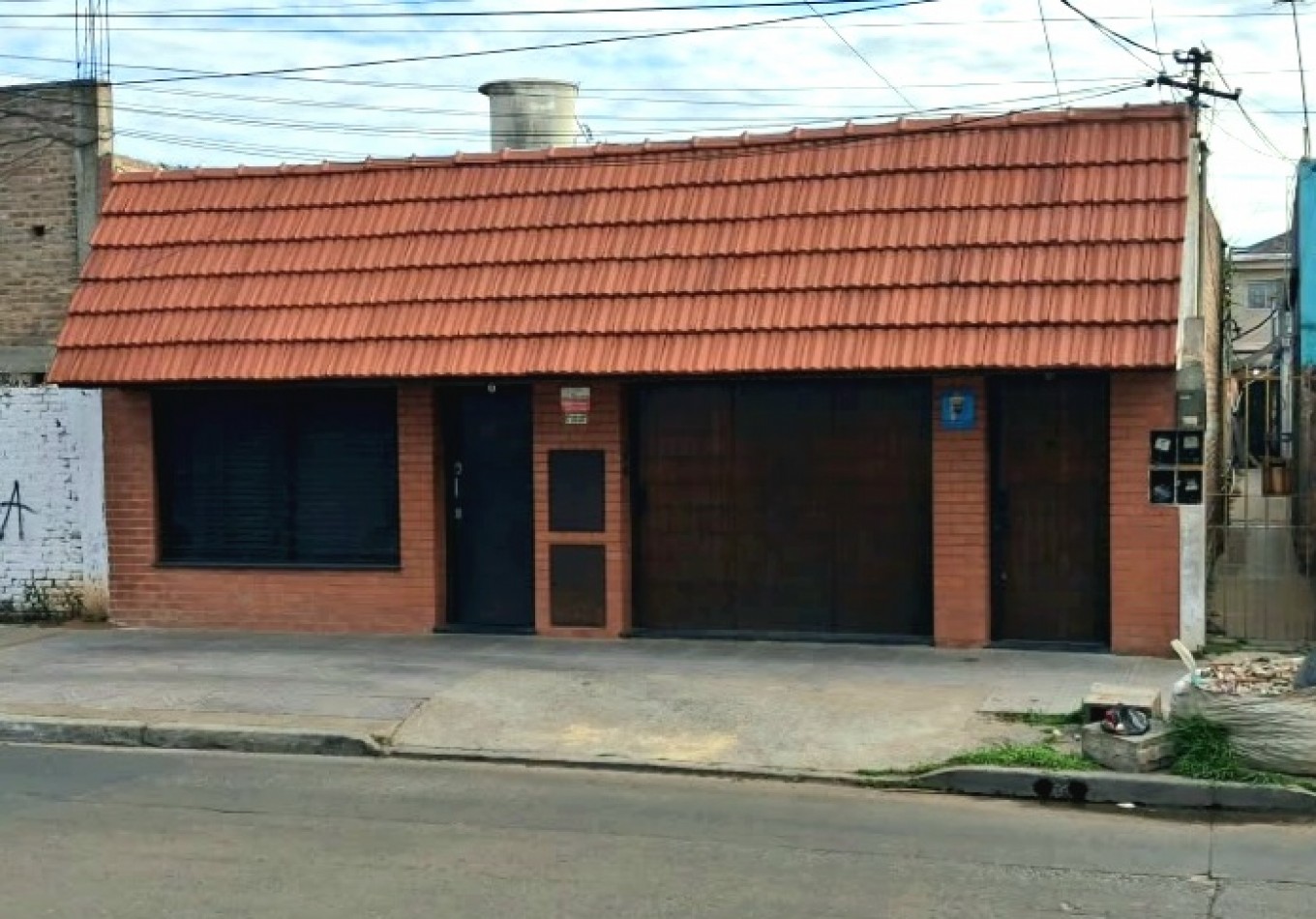 CASA DE 4 AMBIENTES MAS DEPARTAMENTO DE 2 AMBIENTES AL FONDO.