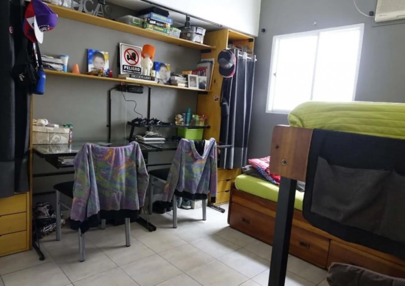 CASA DE 4 AMBIENTES MAS DEPARTAMENTO DE 2 AMBIENTES AL FONDO.