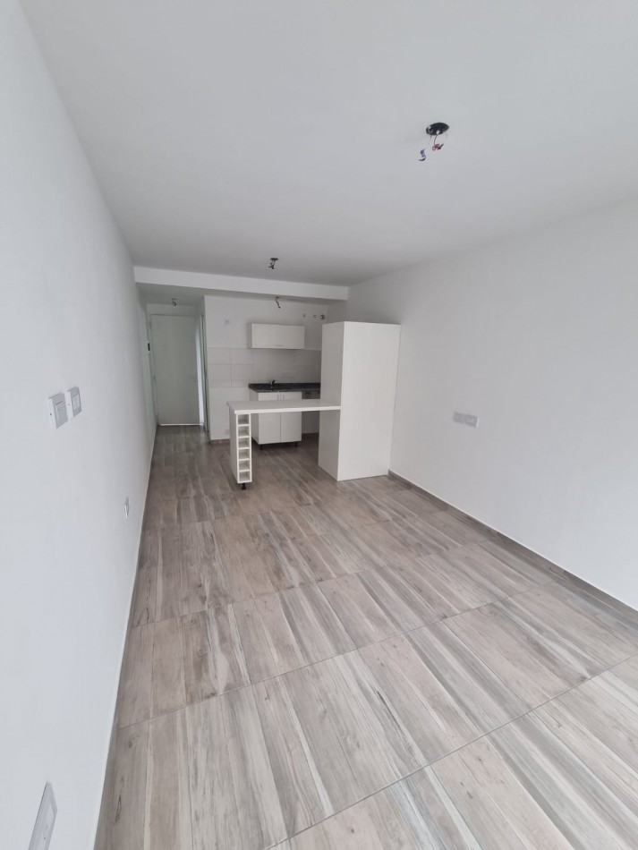 DEPARTAMENTO MONOAMBIENTE EN 1ER PISO AL CONTRA FRENTE, A ESTRENAR. EXCELENTE UBICACION.