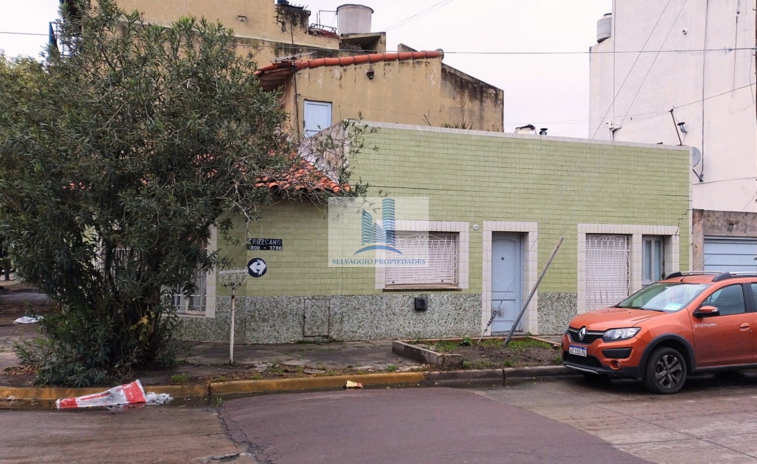 CASA SOBRE ESQUINA DE 4 AMBIENTES, CON GARAGE Y TERRAZA. LANUS.