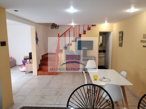 DEPARTAMENTO 3 AMBIENTES CON PATIO, DESARROLLADO EN 2 PLANTAS. EXCELENTE ESTADO.