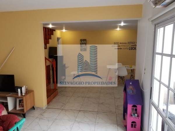 DEPARTAMENTO 3 AMBIENTES CON PATIO, DESARROLLADO EN 2 PLANTAS. EXCELENTE ESTADO.