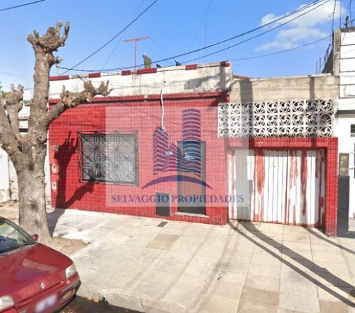 CASA DE 3 AMBIENTES CON COCHERA Y FONDO LIBRE.