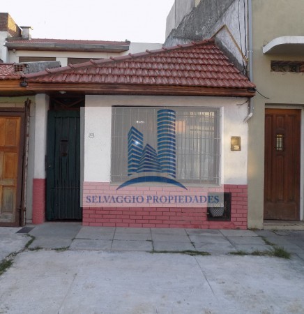 PH AL FRENTE DE 3 AMBIENTES, CON PATIO, TOTALMENTE INDEPENDIENTE. REFACCIONADO.