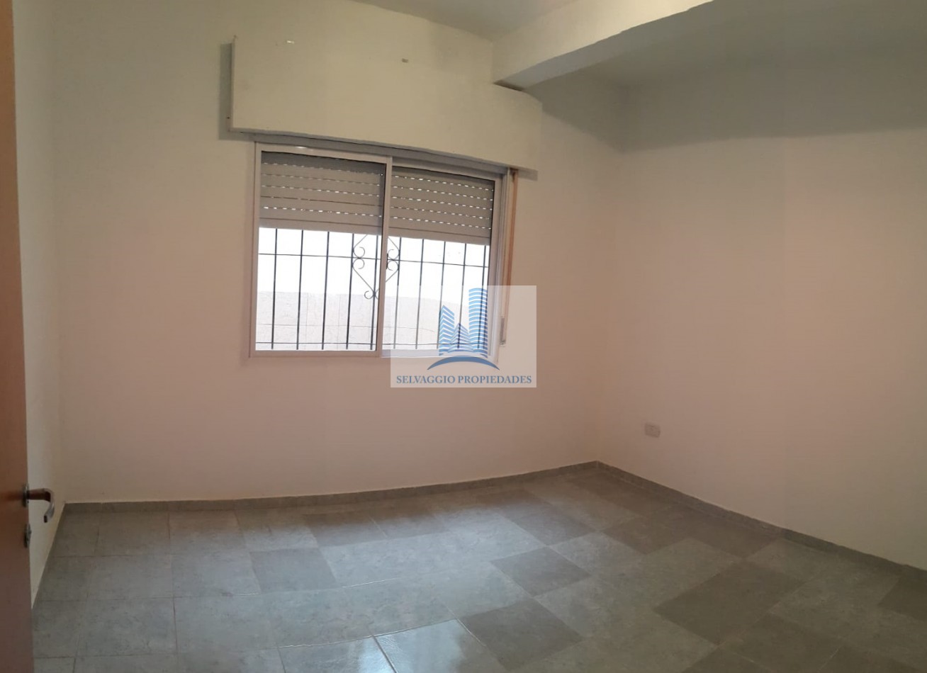 PH DE 3 AMBIENTES EN PLANTA BAJA AL FRENTE CON PATIO. 73M2. LLAVALLOL.