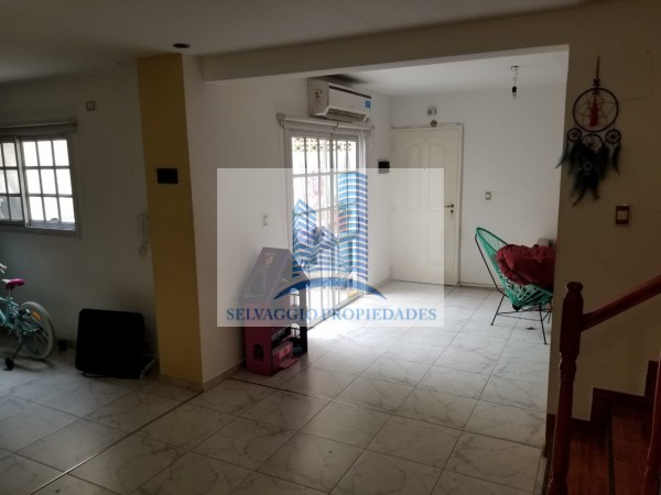 DEPARTAMENTO 3 AMBIENTES CON PATIO, DESARROLLADO EN 2 PLANTAS. EXCELENTE ESTADO.