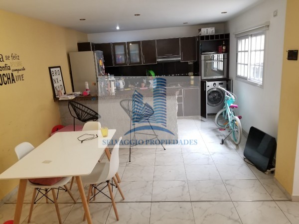 DEPARTAMENTO 3 AMBIENTES CON PATIO, DESARROLLADO EN 2 PLANTAS. EXCELENTE ESTADO.