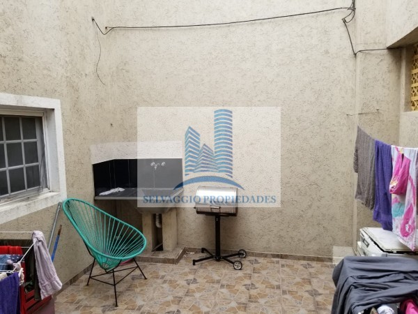 DEPARTAMENTO 3 AMBIENTES CON PATIO, DESARROLLADO EN 2 PLANTAS. EXCELENTE ESTADO.