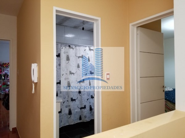 DEPARTAMENTO 3 AMBIENTES CON PATIO, DESARROLLADO EN 2 PLANTAS. EXCELENTE ESTADO.