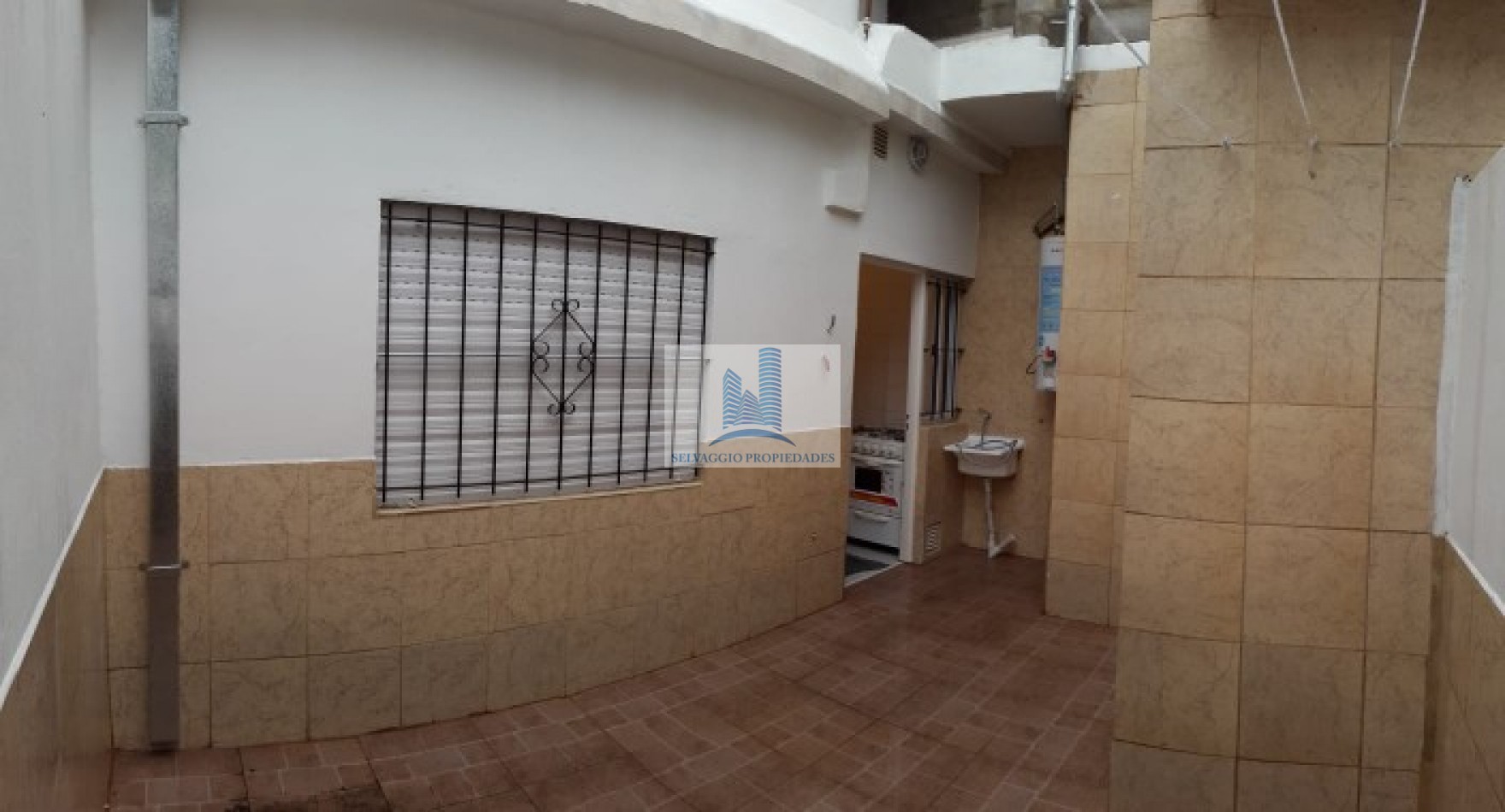 DEPARTAMENTO DE 3 AMBIENTES EN PLANTA BAJA AL FRENTE CON PATIO.73M2. LLAVALLOL.