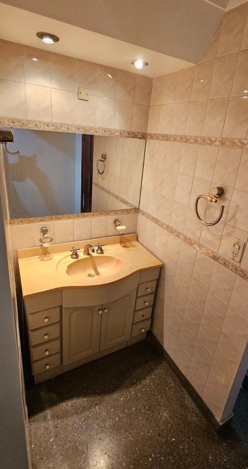 PH DE 4 AMBIENTES CON LOCAL COMERCIAL DE 80M2, SOBRE ESQUINA. 