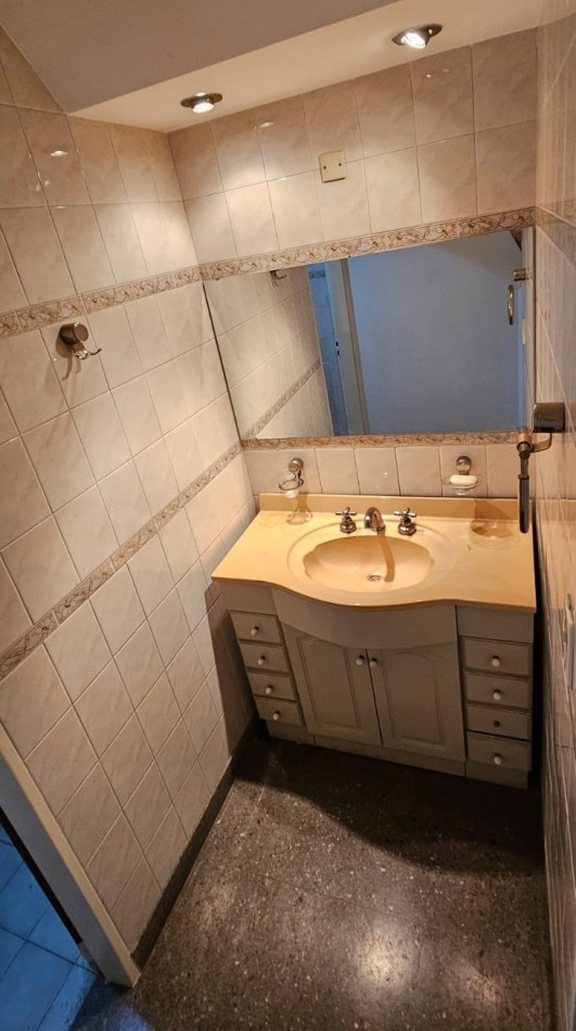 PH DE 4 AMBIENTES CON LOCAL COMERCIAL DE 80M2, SOBRE ESQUINA. 