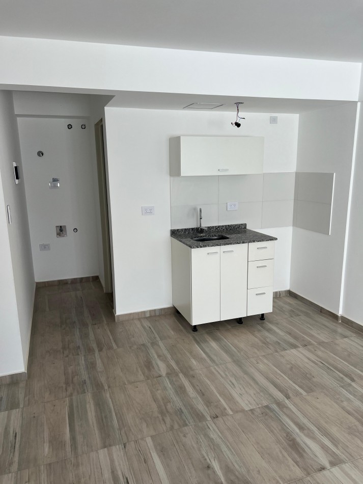 MONOAMBIENTE EN 1° PISO, DTO C, INTERNO 21M2.