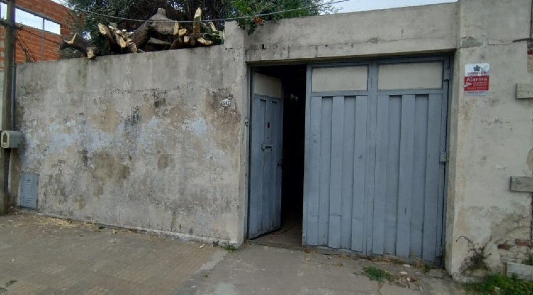 CASA DE ESTILO MIXTO CON 3 DORMITORIOS Y GALERIA.