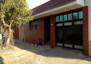 CASA DE ESTILO MIXTO DE 3 AMBIENTES MAS DEPARTAMENTO DE DOS AMBIENTES AL FONDO, IDEAL DOS FAMILIAS.