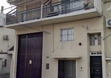 DEPARTAMENTO 3 AMBIENTES AL FRENTE CON BALCON, TIPO DUPLEX. EXCELENTE ESTADO.