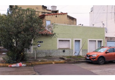 CASA SOBRE ESQUINA DE 4 AMBIENTES, CON GARAGE Y TERRAZA. LANUS.