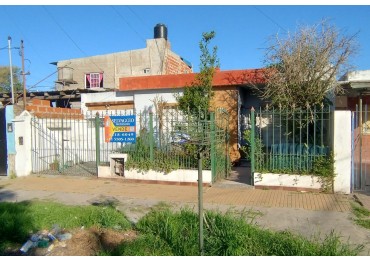 CASA DE 4 AMBIENTES, 3 DORMITORIOS CON GARAGE Y PATIO.