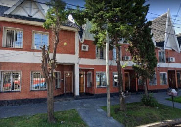 HERMOSO TRIPLEX, 4 DORMITORIOS, DOS COCHERAS, PERMUTA POR DEPARTAMENTO 2 O 3 AMBIENTES.